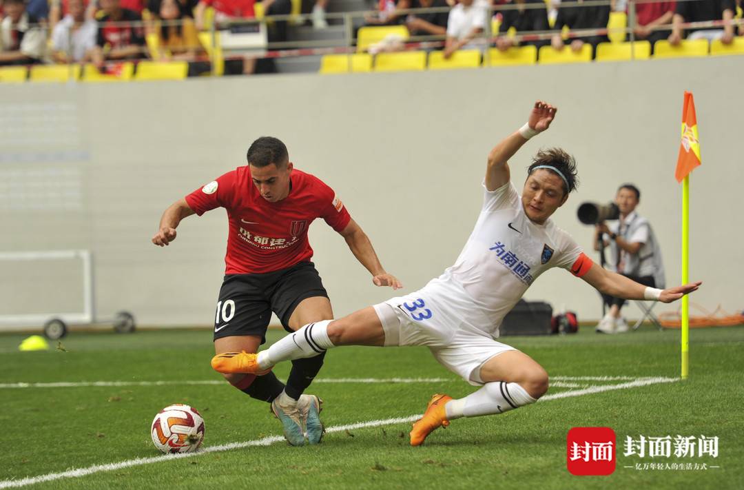 汪嵩成都绕场一圈感谢球迷,小将汪嵩流泪