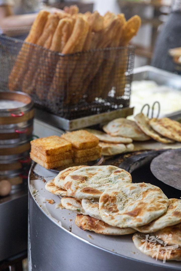橙柿视觉丨杭州这家人均10元的烧饼油条店，凭什么能入选“米其林”？今早我们去探了探