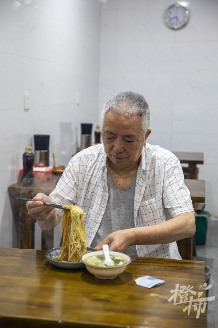 橙柿视觉丨杭州这家人均10元的烧饼油条店，凭什么能入选“米其林”？今早我们去探了探