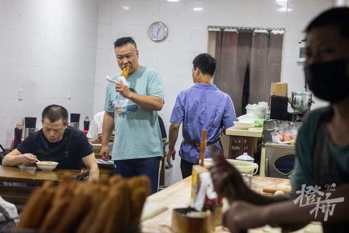 橙柿视觉丨杭州这家人均10元的烧饼油条店，凭什么能入选“米其林”？今早我们去探了探