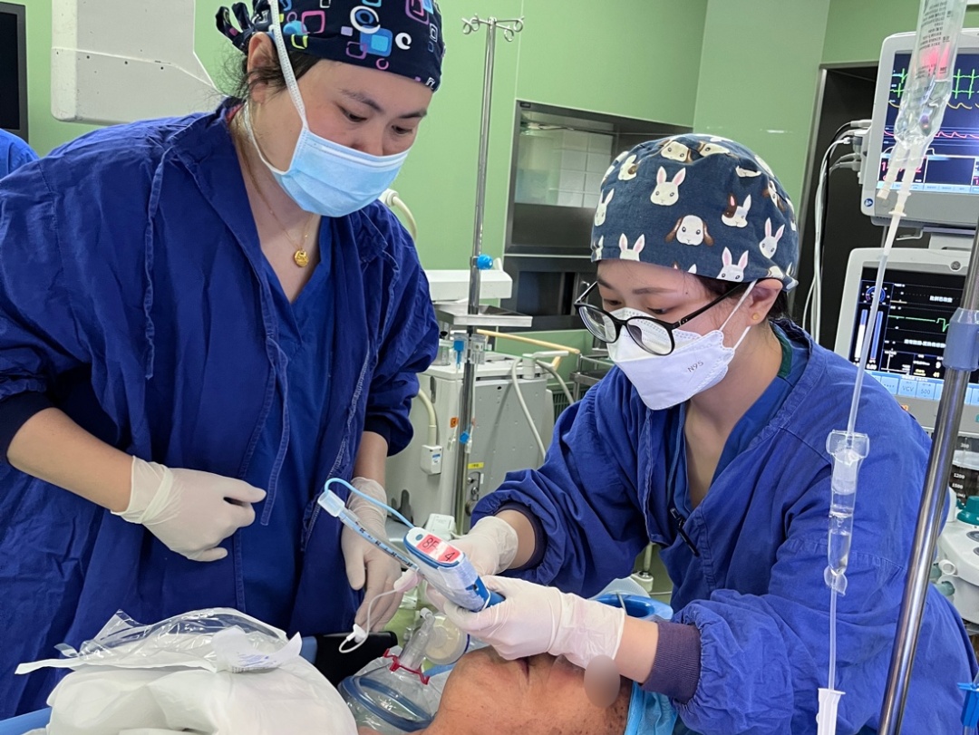 不想疼痛伴随余生，华山医院多学科诊疗助力百岁老人恢复行走