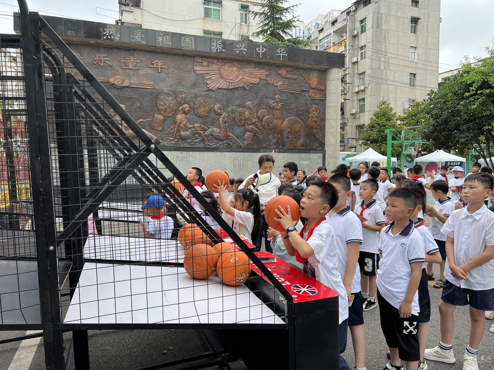 享受科技文化盛宴汉南区育才小学学子“解锁”快乐“六·一”