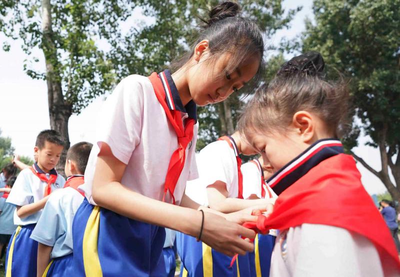 一年级小学生光荣加入少年先锋队,少先队入队游园