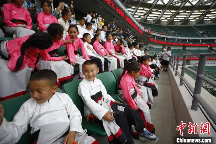 新工体球场藏族球童,新工体球员