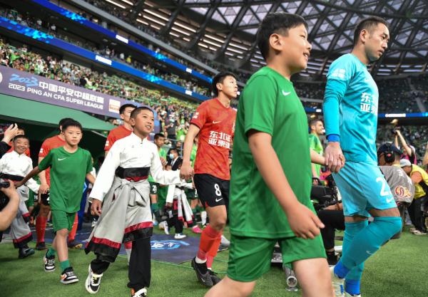 玉树足球少年圆梦工体,青海玉树足球少年