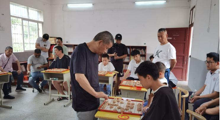 “方得科教杯”咸宁市首届老少象棋对抗赛揭晓——中国象棋大师程进超亲临指导棋艺