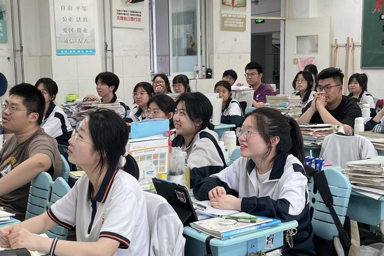 爸妈永远是孩子坚强的后盾,爸妈永远都是你们最强的后盾