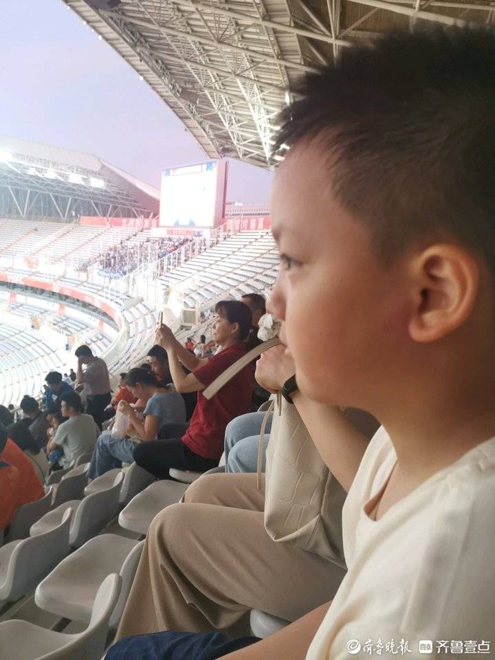 快乐的足球嘉年华200字,快乐的足球比赛作文400字