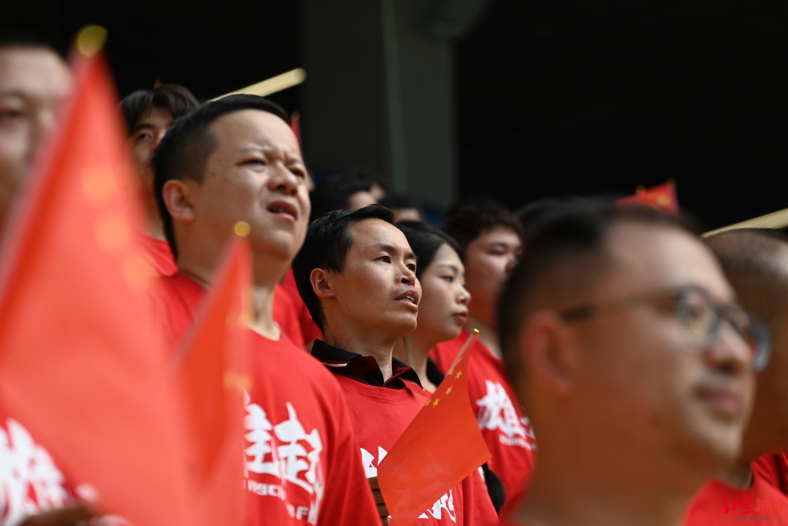 城市一线建设者相约凤凰山,为足球呐喊,为成都助威!