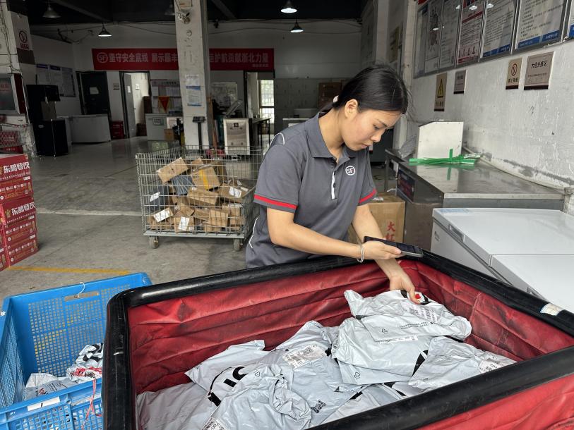 小哥节关爱行动第二弹！饭店起火数名快递员挺身而出，致敬