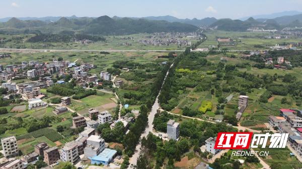 乡村就业工厂让群众增收致富,湖南新田小源村就业扶贫车间