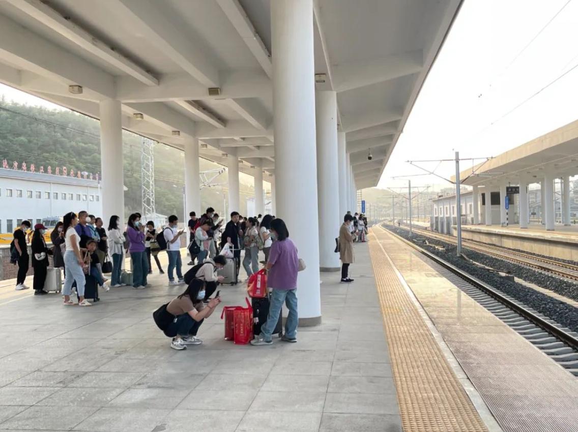 高铁二等座和二等卧价格一样吗,高级动卧车二等座为什么这么便宜