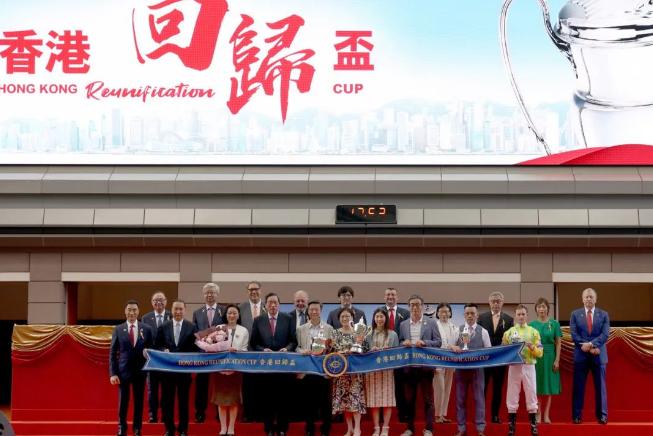 广东体育代表团出席“粤港杯”，逾两万名马友入场观赛！