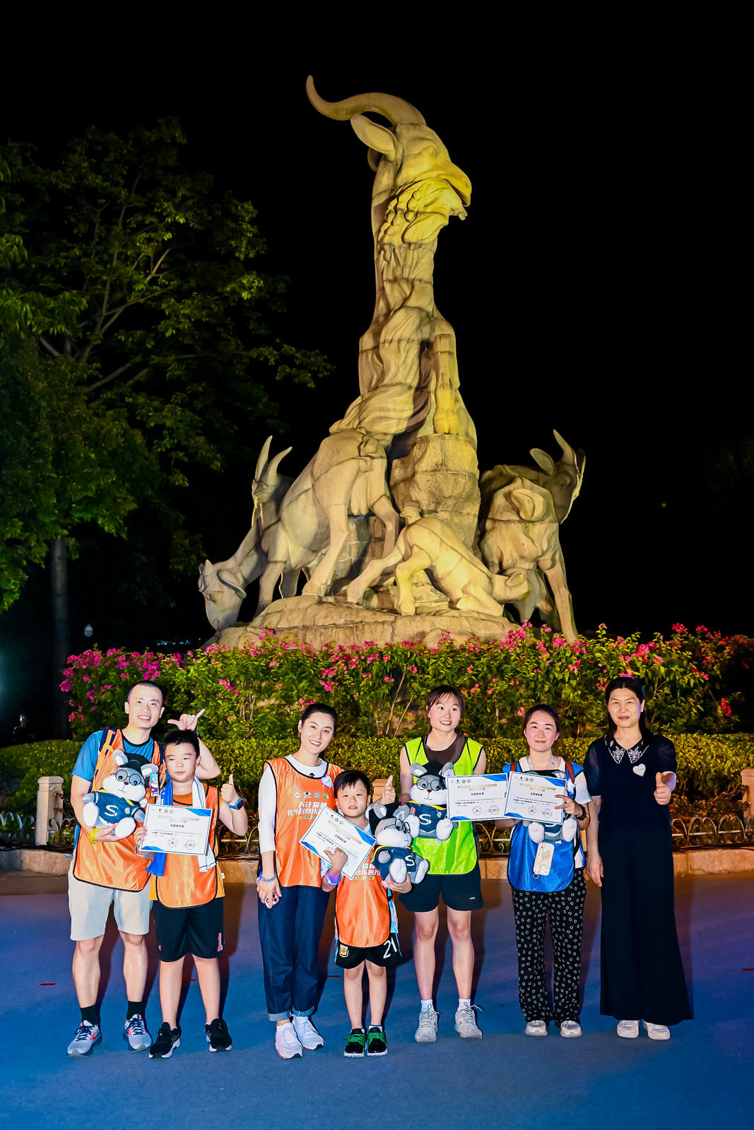 “荧”风奔跑！500名选手在广州越秀公园低碳开跑