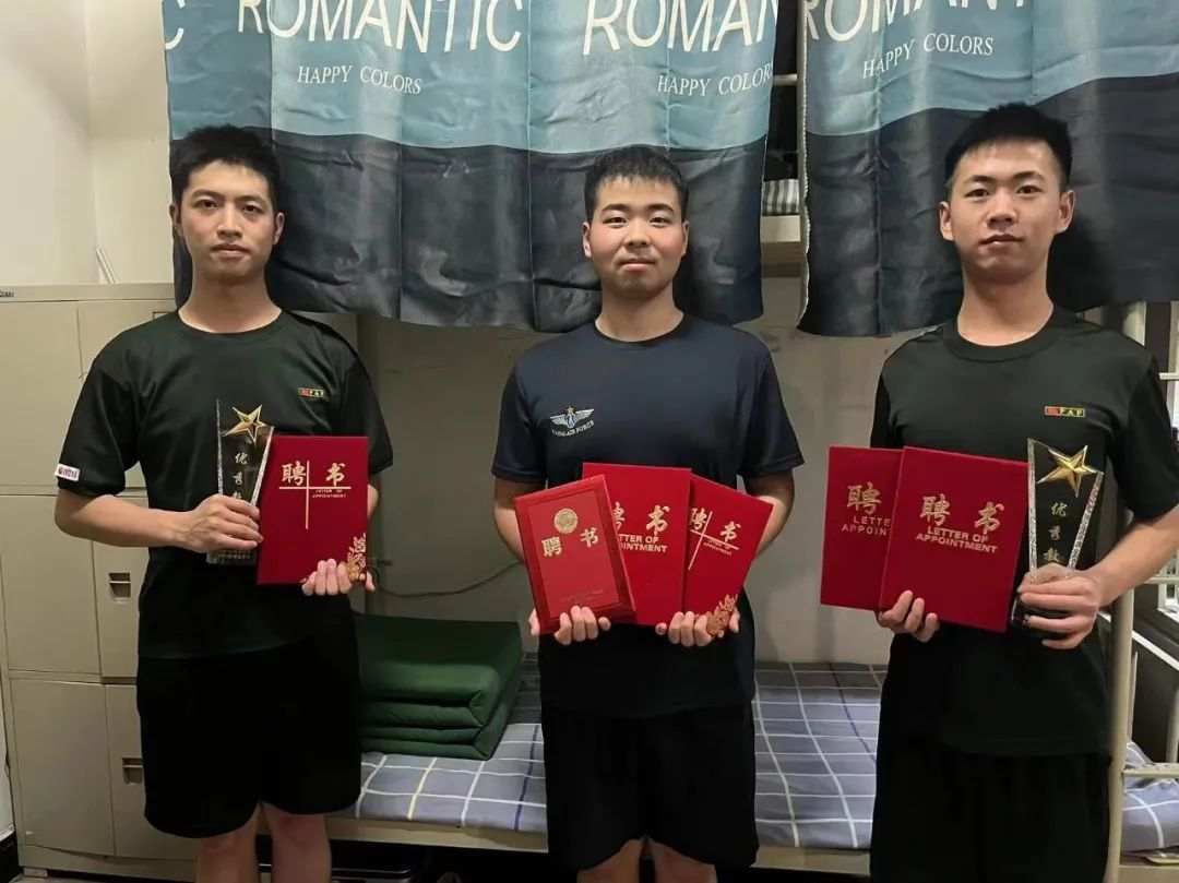 一个宿舍三个退役军人，剩下那位：“你感动吗？我不敢动！”