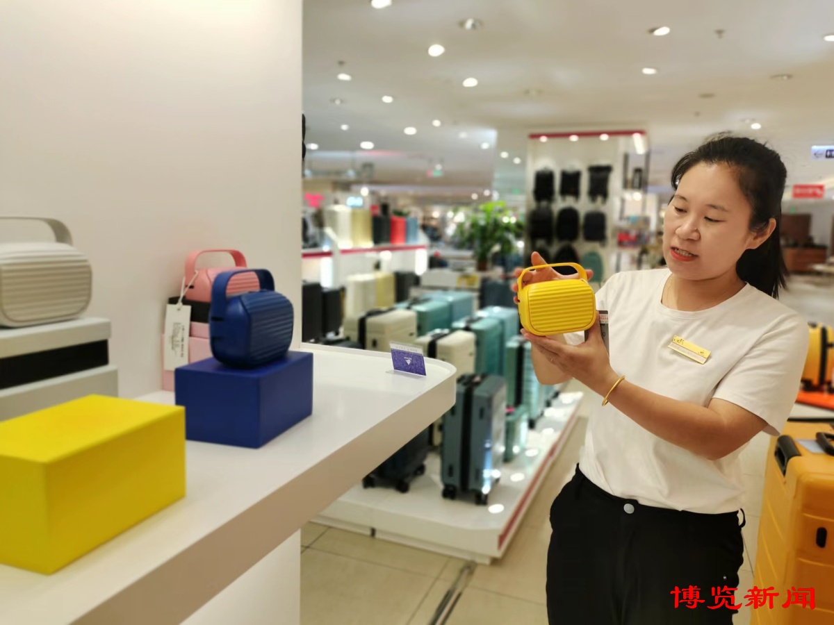 时尚便携旅行箱包,短途旅行箱包简约大方