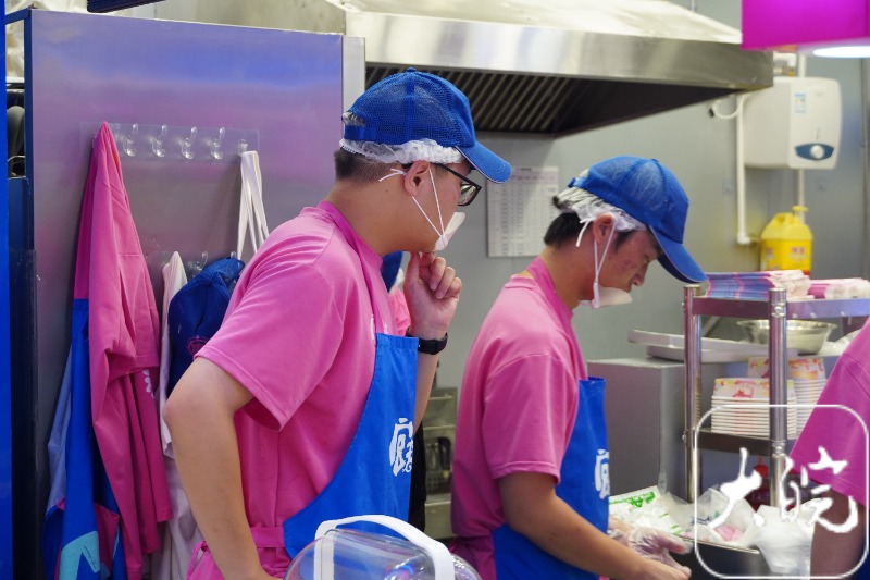 挑战100元在上海生活一个月,挑战50元在网吧生存一天