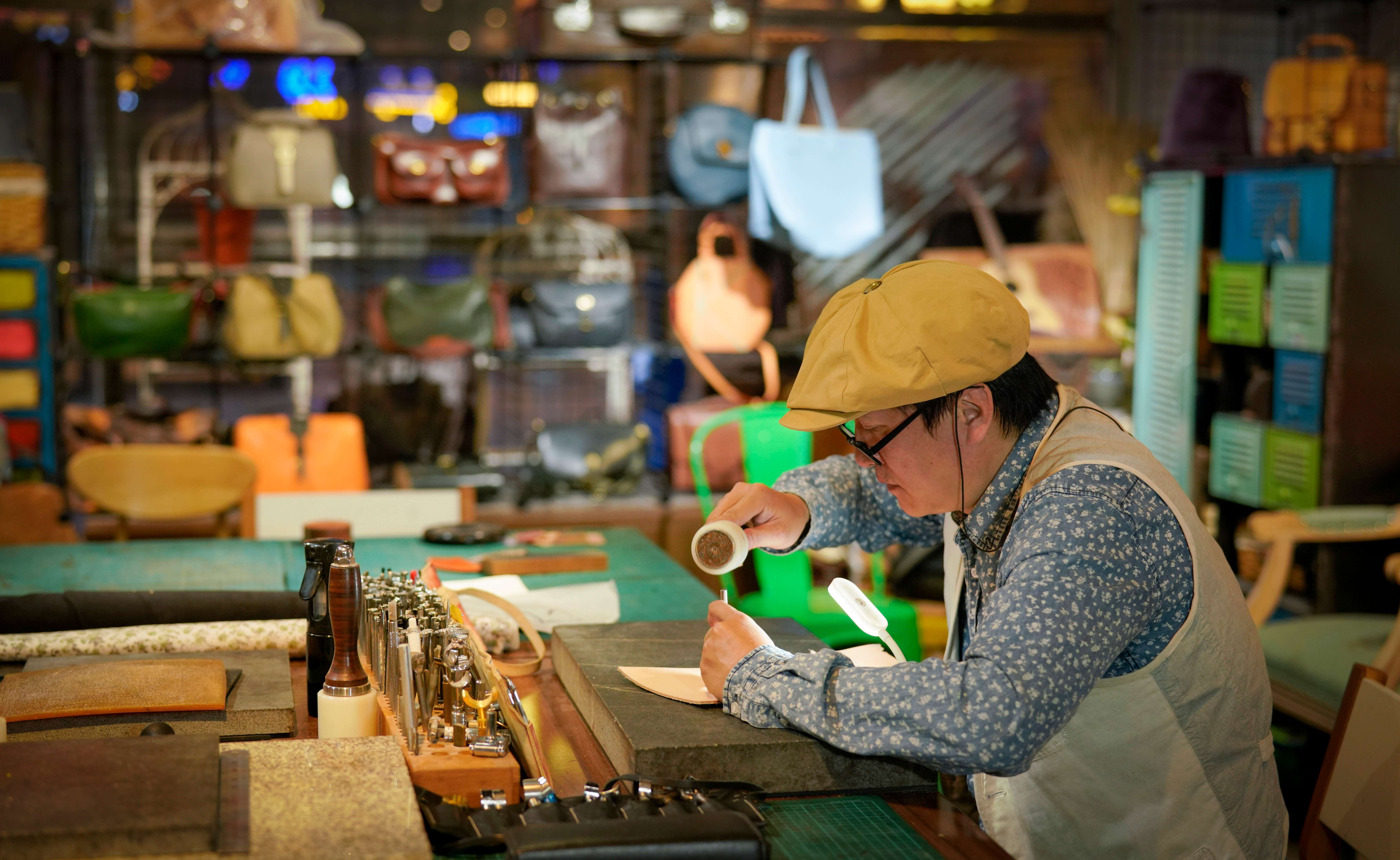 山海间有答案|雕一片叶——皮雕技艺