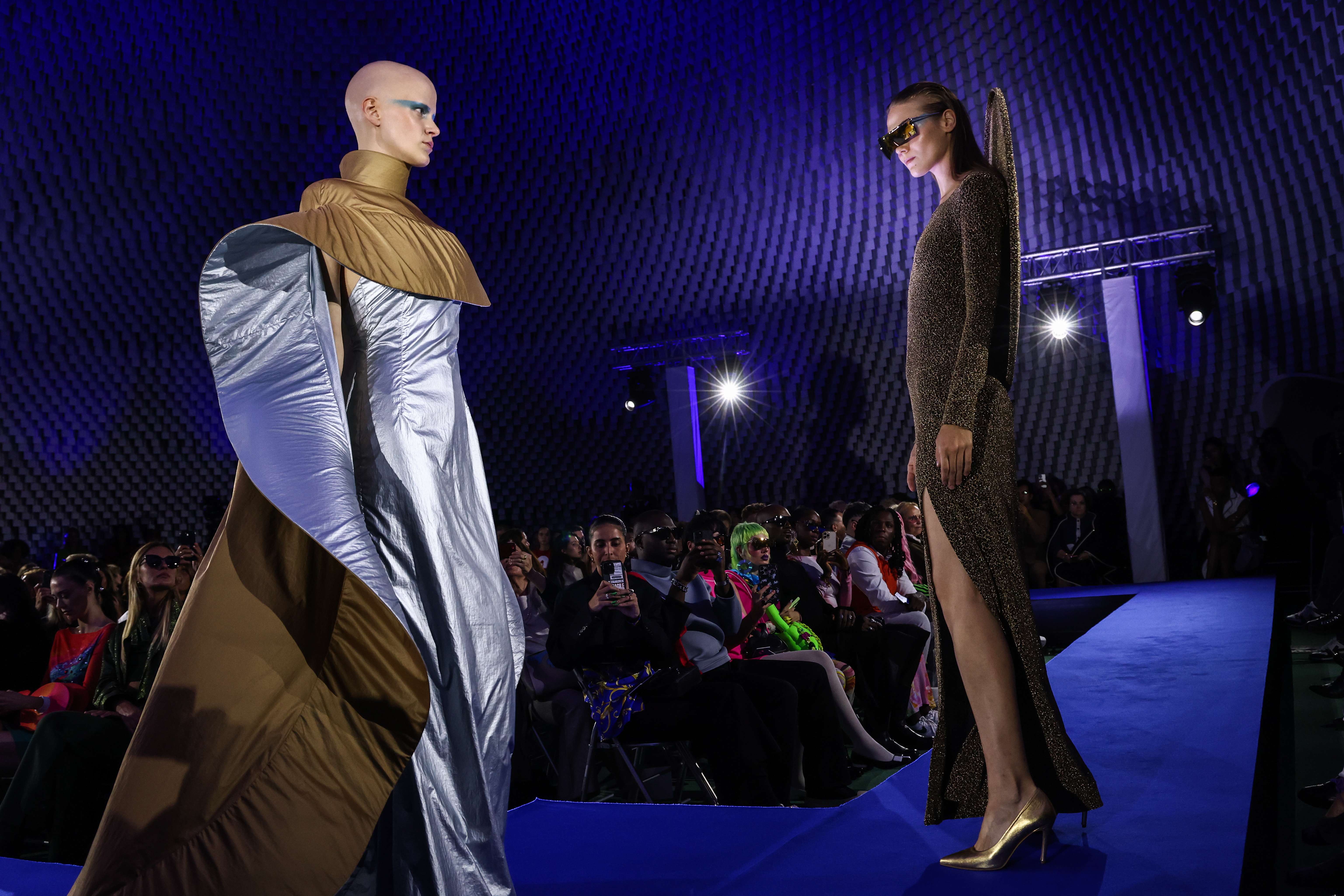 外代二线巴黎时装周,巴黎时装周皮尔卡丹品牌时装秀