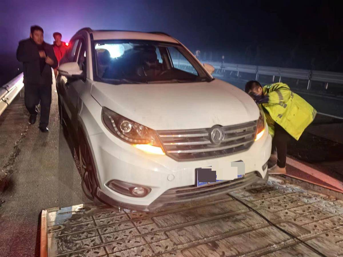 车辆刚上高速就抛锚怎么办,车高速抛锚怎么安全处理