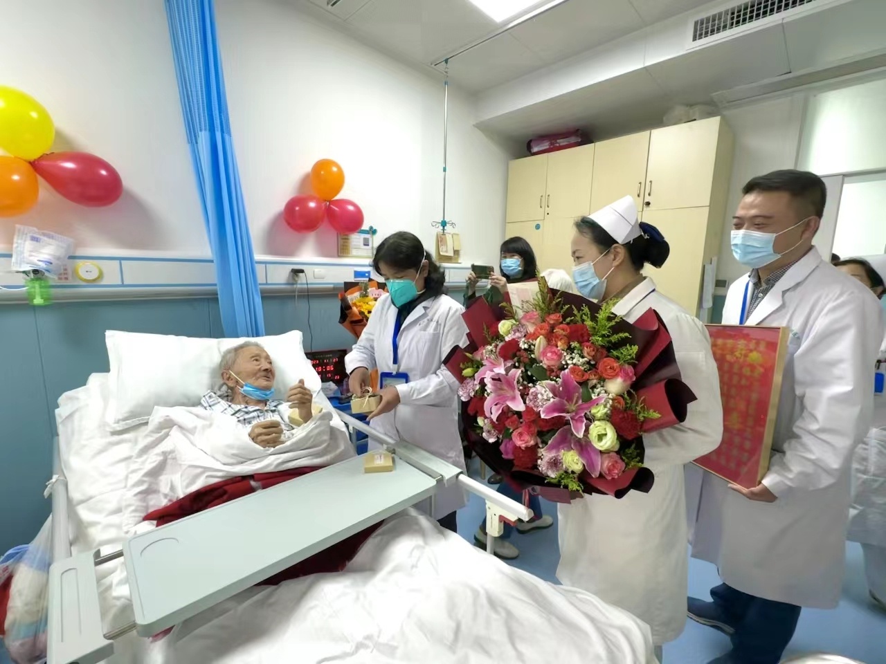 百岁老人是社会财富，东湖医院医护手绘“百寿图”为住院患者祝寿