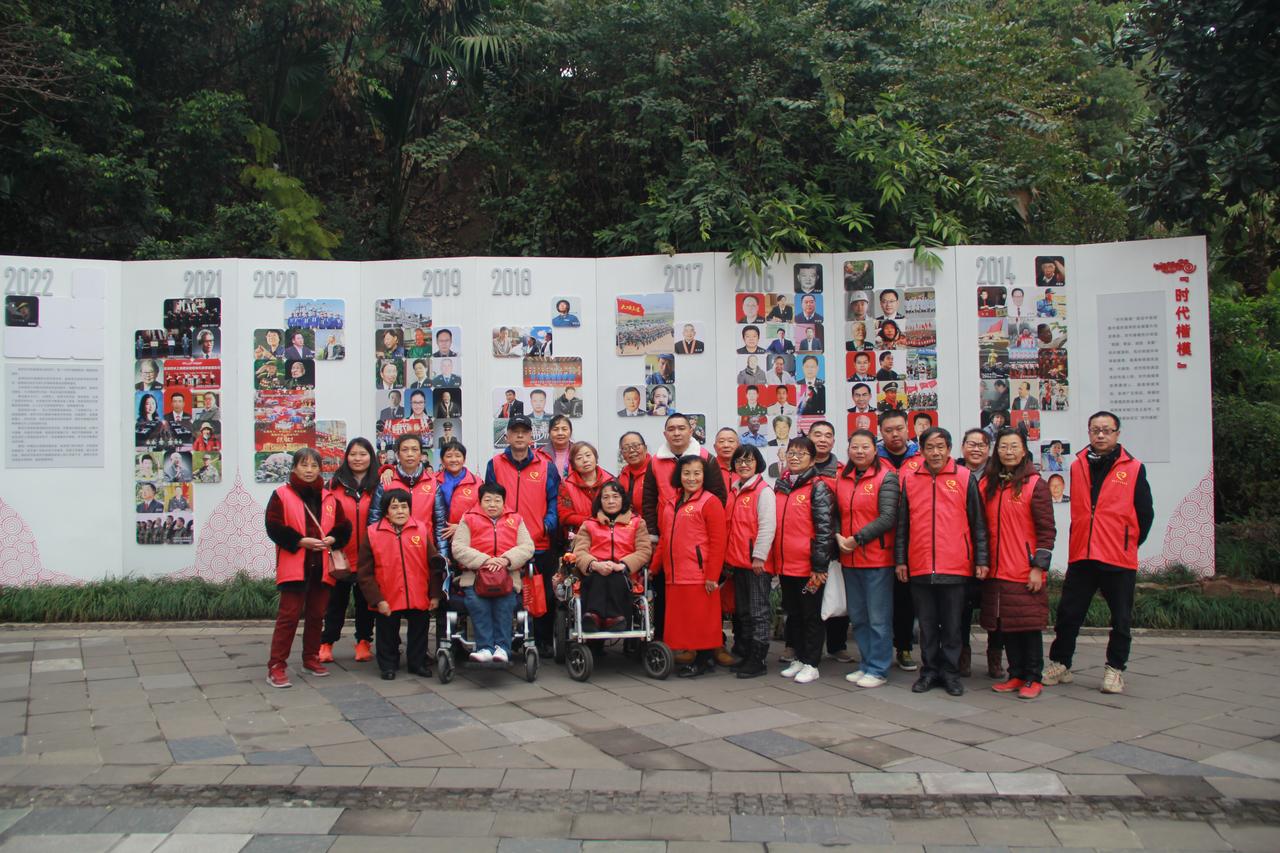 有爱心的人帮助残疾人,残障人帮助他人